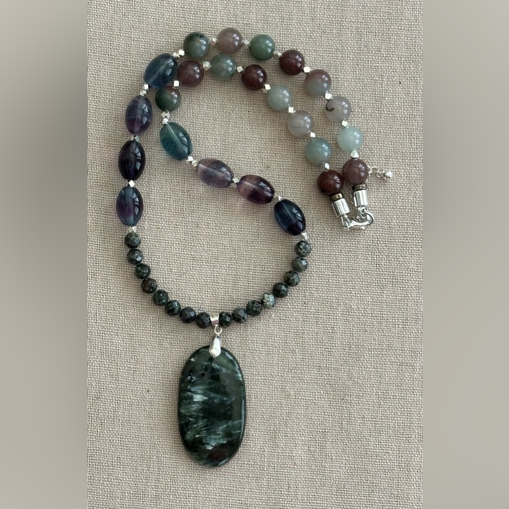 22 inch Fluorite and Seraphinite bead necklace NWOT - Picture 6 of 11